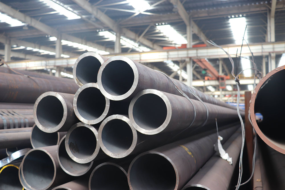 無縫管 (seamless tube)    美標API 5L  無縫管是一種具有中空截面、周邊沒有接縫的長條鋼材。鋼管具有中空截面，大量用作輸送流體的管道，如輸送石油、天然氣、煤氣、水及某些固體物料的管道等。鋼管與圓鋼等實心鋼材相比，在抗彎抗扭強度相同時，重量較輕，是一種經濟截面鋼材，廣泛用于制造結構件和機械零件，如石油鉆桿、汽車傳動軸、自行車架以及建筑施工中用的鋼腳手架等。用鋼管制造環形零件，可提高材料利用率，簡化制造工序，節約材料和加工工時，如滾動軸承套圈、千斤頂套等，目前已廣泛用鋼管來制造。鋼管還是各種常規武器不可缺少的材料，槍管、炮筒等都要鋼管來制造。鋼管按橫截面積形狀的不同可分為圓管和異型管。由于在周長相等的條件下，圓面積最大，用圓形管可以輸送更多的流體。此外，圓環截面在承受內部或外部徑向壓力時，受力較均勻，因此，絕大多數鋼管是圓管。  但是，圓管也有一定的局限性，如在受平面彎曲的條件下，圓管就不如方、矩形管抗彎強度大，一些農機具骨架、鋼木家具等就常用方、矩形管。根據不同用途還需有其他截面形狀的異型鋼管。  目前，全世界生產無縫管的共計有110多個國家的1850多個公司下的5100多個生產廠，其中生產石油管的有44個國家的170多個公司下的260多個廠。2000年，無縫管全國表觀消費量為418.0萬噸，其中國內供應量的382.1萬噸，占國內總需求的91.4%。進口為35.9萬噸，占國內總需求的8.59%。同年石油管消費量大約為91萬噸。進口約25.2萬噸。進口管占國內總消費量的大約70%，其中進口管占國內總消費量的27.69%，石油管進口量約占無縫管總進口量的大約70%。從日本進口的石油管占總進口量一半以上。中國最大的石油套管生產基地——天津鋼管公司2000年的鋼管產品出來為52.20萬噸，其中石油套管產量為36.41萬噸。套管占全國石油產量的一半以上。在產量和銷售量上都占中國套管市場的第一位。    從國際和國內兩個市場來看，無縫管（包括石油專用管）的現有生產能力均已大于需求。所以，今后的重點應放在充分發揮現有機組的能力，開發出高強度等級、高抗擊毀、高抗腐蝕的石油管、高壓鍋爐管和氣瓶管等產品。也是國家針對當前我國鋼鐵市場進行優化產品結構的內容。這也是增加在國內外產品競爭力、擴大市場份額的關鍵所在。就是說，提高國內鋼管企業的市場競爭力是加和WTO以后國內企業長期的任務和成功發展的關鍵。  1.結構用無縫管（GB/T8162-1999）是用于一般結構和機械結構的無縫管。  2.流體輸送用無縫管（GB/T8163-1999）是用于輸送水、油、氣等流體的一般無縫管。  3.低中壓鍋爐用無縫管（GB3087-1999）是用于制造各種結構低中壓鍋爐過熱蒸汽管、沸水管及機車鍋爐用過熱蒸汽管、大煙管、小煙管和拱磚管用的優質碳素結構鋼熱軋和冷拔（軋）無縫管。  4.高壓鍋爐用無縫管（GB5310-1995）是用于制造高壓及其以上壓力的水管鍋爐受熱面用的優質碳素鋼、合金鋼和不銹耐熱鋼無縫管。  5.化肥設備用高壓無縫管（GB6479-2000）是適用于工作溫度為-40~400℃、工作壓力為10~30Ma的化工設備和管道的優質碳素結構鋼和合金鋼無縫管。  6.石油裂化用無縫管（GB9948-88）是適用于石油精煉廠的爐管、熱交換器和管道無縫管。  7.地質鉆探用鋼管（YB235-70）是供地質部門進行巖心鉆探使用的鋼管，按用途可分為鉆桿、鉆鋌、巖心管、套管和沉淀管等。  8.金剛石巖芯鉆探用無縫管（GB3423-82）是用于金剛石巖芯鉆探的鉆桿、巖心桿、套管的無縫管。  9.石油鉆探管（YB528-65）是用于石油鉆探兩端內加厚或外加厚的無縫管。鋼管分車絲和不車絲兩種，車絲管用接頭聯結，不車絲管用對焊的方法與工具接頭聯結。  10.船舶用碳鋼無縫管（GB5213-85）是制造船舶I級耐壓管系、Ⅱ級耐壓管系、鍋爐及過熱器用的碳素鋼無縫管。碳素鋼無縫管管壁工作溫度不超過450℃，合金鋼無縫管管壁工作溫度超過450℃。  11.汽車半軸套管用無縫管（GB3088-82）是制造汽車半軸套管及驅動橋橋殼軸管用的優質碳素結構鋼和合金結構鋼熱軋無縫管。  12.柴油機用高壓油管（GB3093-86）是制造柴油機噴射系統高壓管用的冷拔無縫管。  13.液壓和氣動缸筒用精密內徑無縫管（GB8713-88）是制造液壓和氣動缸筒用的具有精密內徑尺寸的冷拔或冷軋精密無縫管。  14.冷拔或冷軋精密無縫管（GB3639-83）是用于機械結構、液壓設備的尺寸精度高和表面光潔度好的冷拔或冷軋精密無縫管。選用精密無縫管制造機械結構或液壓設備等，可以大大節約機械加工工時，提高材料利用率，同時有利于提高產品質量。  15.結構用不銹鋼無縫管（GB/T14975-1994）是廣泛用于化工、石油、輕紡、醫療、食品、機械等工業的耐腐蝕管道和結構件及零件的不銹鋼制成的熱軋（擠、擴）和冷拔（軋）無縫管。  16.流體輸送用不銹鋼無縫管（GB/T14976-1994）是用于輸送流體的不銹鋼制成的熱軋（擠、擴）和冷拔（軋）無縫管。  17.異型無縫管是除了圓管以外的其他截面形狀的無縫管的總稱。按鋼管截面形狀尺寸的不同又可分為等壁厚異型無縫管（代號為D）、不等壁厚異型無縫管（代號為BD）、變直徑異型無縫管（代號為BJ）。異型無縫管廣泛用于各種結構件、工具和機械零部件。和圓管相比，異型管一般都有較大的慣性矩和截面模數，有較大的抗彎抗扭能力，可以大大減輕結構重量，節約鋼材。  一般用無縫管是用10、20、30、35、45等優質碳結鋼16Mn、5MnV等低合金結構鋼或40Cr、30CrMnSi、45Mn2、40MnB等合結鋼熱軋或冷軋制成的。10、20等低碳鋼制造的無縫管主要用于流體輸送管道。45、40Cr等中碳鋼制成的無縫管用來制造機械零件，如汽車、拖拉機的受力零件。一般用無縫管要保證強度和壓扁試驗。熱軋鋼管以熱軋狀態或熱處理狀態交貨；冷軋以熱以熱處理狀態交貨。低中壓鍋爐用無縫管：用于制造各種低中壓鍋爐、過熱蒸汽管、沸水管、水冷壁管及機車鍋爐用過熱蒸汽管、大煙管、小煙管和拱磚管等。  用優質碳素結構鋼熱軋或冷軋（撥）無縫管。主要用10、20號鋼制造，除保證化學成分和機械性能外要做水壓試驗，卷邊、擴口、壓扁等試驗。熱軋以熱軋狀態交貨、冷軋（撥）以熱處理狀態交貨。  無縫管計算公式及舉例說明：（kg/m）W=0.02466×S（D–S）D=外徑S=壁厚  外徑為60mm壁厚4mm的無縫鋼管，求每m重量。每m重量=0.02466×4×（60–4）=5.52kg