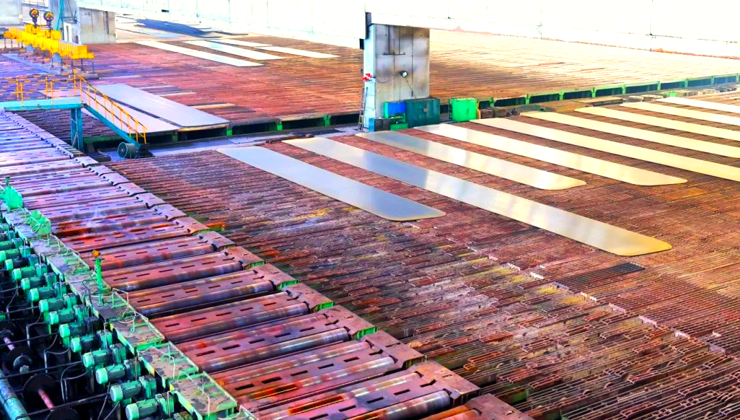 260余種寬厚板產品成功替代進口或按國外標準生產，多個品種填補國內空白并獨家供貨，更有40余種遠銷海外。舞鋼公司不僅主導制定了臨氫設備用鉻鉬合金鋼板等十余項國家標準，還榮獲國家科學技術進步獎一等獎2項、二等獎1項，省部級科技進步獎更是數不勝數。自創立以來，河鋼集團舞鋼公司便深耕寬厚板研發制造，打造出響亮的民族品牌，穩坐世界寬厚板領域的頭把交椅。 260余種寬厚板產品成功替代進口或按國外標準生產，多個品種填補國內空白并獨家供貨，更有40余種遠銷海外。舞鋼公司不僅主導制定了臨氫設備用鉻鉬合金鋼板等十余項國家標準，還榮獲國家科學技術進步獎一等獎2項、二等獎1項，省部級科技進步獎更是數不勝數。自創立以來，河鋼集團舞鋼公司便深耕寬厚板研發制造，打造出響亮的民族品牌，穩坐世界寬厚板領域的頭把交椅。 fdb85620c4ebcb4769ad69d0a0a3e58f.png圖為舞鋼生產現場一角。  品牌價值涵蓋了企業的多方面競爭力，包括產品實力、文化底蘊、資源調配能力、技術標準以及質量管理等。河鋼集團舞鋼公司深知這一點，其黨委書記、董事長于勇強調，要緊密貼近市場脈搏，不斷強化科技創新，以更好地維護和提升舞鋼的品牌價值，推動企業更上一層樓。  近日，《中國冶金報》的記者們走進舞鋼，深入探訪了該企業品牌塑造的背后故事。舞鋼以科技為核心，提供高端定制服務，不僅緊跟行業動態和客戶需求，還專注于客戶應用材料的替代研發，通過創新贏得先機。舞鋼人以攻堅克難的精神，突破關鍵技術難題，將關鍵核心技術牢牢掌握在自己手中，成功實現了從生產型企業到“制造+服務型企業”的轉型。  舞鋼黨委書記、董事長吝章國明確指出，舞鋼應定位高端市場，致力于開發獨特且優質的高端產品，同時緊貼市場和客戶需求，提供量身定制的服務。這一策略不僅塑造了產品品牌，更提升了品牌價值。舞鋼國內首發的SA737系列容器鋼板，以其大厚度、高技術難度，充分展現了企業在科技創新和高端定制方面的實力。 2024年10月，舞鋼在深入調研某重點客戶后，立志于替代進口，著手研發大厚度、高技術難度的碳錳釩SA737系列容器鋼板。為此，公司組建了由技術、營銷人員等組成的高端高效益產品攻關團隊，根據客戶需求定制了專屬供貨方案，贏得了客戶的信賴。  在生產過程中，舞鋼面臨鋼板厚度大、技術要求嚴苛等多重挑戰。但憑借強大的技術實力和創新能力，舞鋼團隊不僅成功實施了覆蓋關鍵工序的梯度試驗，還根據試驗數據進行了長達10余天的深入分析驗證，最終確定了與生產現場高度契合的最佳工藝方案。這一方案確保了SA737系列容器鋼板在拉伸性能、沖擊性能以及模擬焊后性能等方面均達到國內領先水平，有力地提升了舞鋼的品牌價值。  圖為舞鋼第二鋼軋廠的生產現場。 2024年12月20日，舞鋼科技部收到了來自某高端客戶的積極反饋：“舞鋼生產的碳錳釩SA737系列容器鋼板焊接性能非常穩定，簡直太好用了！連我們的工人都為你們點贊！”這標志著舞鋼首次成功批量生產出大厚度、高技術難度的碳錳釩SA737系列容器鋼板，實現了國內首發，為舞鋼打造新的差異化優勢、引領寬厚板行業的高質量發展注入了強大動力。同時，用戶對高端材料經濟性的追求也成為舞鋼研發工作的重要考量因素。截至2024年底，舞鋼高錳鋼已在國內首臺套高錳鋼船“GasChem Phoenix”上實現了安全運行2萬海里的壯舉。這不僅標志著舞鋼高錳鋼在國內率先實現了實船應用，更意味著新一代低成本、高性能的超低溫國產高錳鋼從基礎研究走向了工程應用，為高錳鋼的推廣和應用樹立了新的里程碑。  圖為舞鋼第二鋼軋廠。LNG（液化天然氣）新型低溫高錳鋼憑借其出色的低溫韌性、高延展性以及高強度，相較于傳統LNG船罐材料所采用的Ni系低溫鋼，展現出了顯著的經濟效益。高錳鋼的應用對LNG船舶制造企業而言，不僅有助于降低生產成本，更能提升其市場競爭力。為了實現科研成果與客戶需求的高效轉化，舞鋼積極展開了全方位、多輪次的科技創新活動。 2024年12月18日，舞鋼的生產線上，一批高端壓力容器鋼板在經過數小時精心熱處理后，順利完成了切割與取樣，隨后進入性能檢驗的關鍵環節?？萍疾康目蒲腥藛T全程緊密監控，確保每一個環節都達到高標準。這批鋼板是為客戶量身定制的，面臨極高的技術挑戰，因為它們屬于超鑄坯壓縮比的極限規格?？蛻粢笤谀M長時間焊接后，對鋼板厚度一半處進行零下30攝氏度的沖擊韌性測試。同時，由于鋼板壓縮比小、厚度大，采用常規工藝難以確保各項性能指標。  面對這些挑戰，舞鋼的高端高效益產品攻關團隊從坯料生產、軋制到熱處理各環節入手，經過不懈努力，終于找到了與性能指標相匹配的最佳工藝參數，從而優化了整體生產工藝。最終，該鋼板的各項性能參數不僅遠超客戶預期，更達到了世界領先水平。  舞鋼第二鋼軋廠，一個致力于高端壓力容器鋼板研發與生產的重要基地。在這里，科技與創新是永恒的主題。吝章國，作為舞鋼的科技領軍人物，深知科技成果轉化的重要性。他強調，只有將研發出的產品真正轉化為實際生產力，才能實現其真正的價值。因此，舞鋼始終將科技成果轉化作為工作的重中之重，不斷推動技術創新與產業升級的深度融合。 2024年，舞鋼繼續堅定地走特鋼路線，并成功研發了18個新產品。此外，舞鋼還積極與20余家高端客戶進行互訪，并成功開發了104個直供用戶，首單訂貨量累計高達9.5萬余噸。這些成績的取得，得益于舞鋼在市場把控方面的機制創新。在制造業轉型升級的大背景下，中厚板領域已成為鋼鐵行業增長最快的領域和效益源泉，這也導致國內中厚板市場的供需狀況發生了深刻變化。面對這一新形勢，舞鋼積極應對，通過機制創新來提升市場把控力，以實現更好的生存和發展。  舞鋼通過創新機制體制，進一步強化了銷售端資源傾斜，推動企業從單一生產向“制造+服務”模式轉型。他們深化市場、客戶和服務意識，不斷提高執行、適應和變革能力，專注于市場和客戶需求。經過一系列舉措，舞鋼對市場的把控能力得到了顯著提升。  在2024年9月6日的舞鋼高端水電鋼攻關團隊周例會上，該團隊負責人張曉克強調，擁有鋼需求的頭部客戶是市場開發的關鍵。他要求團隊成員主動走訪、對接和服務這些客戶。該團隊的積極攻關，使得舞鋼水電鋼合同承接量在2024年再創新高。  舞鋼始終以客戶需求為中心，通過多端對接和全面保障策略，不斷優化產線建設。他們實施了領導班子成員的“產線包?！敝贫?，從多個維度對兩條產線進行數據畫像，包括噸鋼邊際貢獻、低邊際合同占比等。這些措施促進了產線和營銷人員更加關注產線關鍵指標和創效能力，推動了企業管理重點從產量向產線的轉變。 53歲的高級技師任亞強，在面臨軋制生產難度極大、近乎顛覆其認知的8120鋼板時，他堅定地選擇了挑戰。他不僅將軋輥壓下量精細調整，更把各道次的間隙時間縮短到極致，最終成功生產出滿足客戶要求的產品。這一成功，不僅彰顯了舞鋼在技術上的實力，更體現了他們對于市場和客戶需求的深刻洞察。  在舞鋼的攻關團隊中，“技術咖”們成為銷售的堅強后盾。他們無條件支持銷售，對銷售人員提出的問題積極響應，確保當日事當日畢。正是這種高效協作的精神，使得舞鋼在2024年成功中標國內多個知名建設項目。  在全員端，舞鋼更是全力以赴保市場，緊跟市場和客戶變化，提高反應速度。他們突出柔性生產組織和靈活的訂單機制，實現生產組織與銷售的高度協同。同時，堅持加強質量、成本和交貨期管理，珍惜品牌信譽，成為舞鋼廣大干部職工的工作準則。  一次江蘇客戶的746噸高端容器鋼板供貨合同，雖然交貨期只有短短20天，但舞鋼各部門、各單位加強協同，全方位提升保供能力。最終，在客戶要求的交貨期內，舞鋼高質量、高標準完成了整單合同產品交付，贏得了客戶的贊譽。這一成功案例，更是舞鋼對市場把控能力和執行能力的有力證明。 針對市場和客戶對鋼板質量的高標準要求，舞鋼的技術團隊進行了深入細致的技術評審和質量預判。他們精心制定了科學合理的工藝方案，旨在從合同的技術交流、生效下發階段就開始精準識別生產難度，并提前進行干預，以確保產品設計開發的精準度，從而保障產品質量。具體而言，舞鋼采取了以下措施：首先是加強過程管控，提高一次性合格率和合同兌現率；其次是技術指導全程參與，技術人員堅持“一次做對”的原則，對每個產品都進行嚴格管理，以杜絕因標準化作業執行不力導致的質量波動；最后是不斷追求工藝改進的完美性。  此外，舞鋼還通過健全激勵機制來激發銷售人員的積極性。他們根據KPI完成情況對銷售人員進行評價，并根據銷售業績給予報酬，同時實施末位淘汰制度。此外，還設立了銷售網點賽馬獎勵機制、高售價高效益合同獎勵機制以及高端高效益產品技術攻關團隊創效獎勵機制。  目前，舞鋼已針對高端細分市場、個性化小眾市場和新產業新業態市場需求進行了布局。他們設立了15個營銷網點和32個高端高效產品攻關團隊，形成了全線聯動的銷售反應機制。2024年，舞鋼高端高效益產品的銷量同比提升了17%，高端熱處理產品的入庫量也同比增加7%。同時，頭部客戶的銷量占比提升了5%，高端產品的年銷量更是增長了18.9%。  舞鋼展廳一角，高端產品盡收眼底。 2025年，舞鋼將緊密圍繞河鋼集團的戰略規劃，持續專注于特鋼精品的研發與銷售，進一步強化“貼近市場、貼近客戶”的經營理念，積極推進技術營銷策略的實施，深耕下游關鍵行業市場，從而不斷鞏固和擴大舞鋼在寬厚板領域的領先優勢，持續提高舞鋼品牌的整體價值。圖為舞鋼生產現場一角。  品牌價值涵蓋了企業的多方面競爭力，包括產品實力、文化底蘊、資源調配能力、技術標準以及質量管理等。河鋼集團舞鋼公司深知這一點，其黨委書記、董事長于勇強調，要緊密貼近市場脈搏，不斷強化科技創新，以更好地維護和提升舞鋼的品牌價值，推動企業更上一層樓。  近日，《中國冶金報》的記者們走進舞鋼，深入探訪了該企業品牌塑造的背后故事。舞鋼以科技為核心，提供高端定制服務，不僅緊跟行業動態和客戶需求，還專注于客戶應用材料的替代研發，通過創新贏得先機。舞鋼人以攻堅克難的精神，突破關鍵技術難題，將關鍵核心技術牢牢掌握在自己手中，成功實現了從生產型企業到“制造+服務型企業”的轉型。  舞鋼黨委書記、董事長吝章國明確指出，舞鋼應定位高端市場，致力于開發獨特且優質的高端產品，同時緊貼市場和客戶需求，提供量身定制的服務。這一策略不僅塑造了產品品牌，更提升了品牌價值。舞鋼國內首發的SA737系列容器鋼板，以其大厚度、高技術難度，充分展現了企業在科技創新和高端定制方面的實力。 2024年10月，舞鋼在深入調研某重點客戶后，立志于替代進口，著手研發大厚度、高技術難度的碳錳釩SA737系列容器鋼板。為此，公司組建了由技術、營銷人員等組成的高端高效益產品攻關團隊，根據客戶需求定制了專屬供貨方案，贏得了客戶的信賴。  在生產過程中，舞鋼面臨鋼板厚度大、技術要求嚴苛等多重挑戰。但憑借強大的技術實力和創新能力，舞鋼團隊不僅成功實施了覆蓋關鍵工序的梯度試驗，還根據試驗數據進行了長達10余天的深入分析驗證，最終確定了與生產現場高度契合的最佳工藝方案。這一方案確保了SA737系列容器鋼板在拉伸性能、沖擊性能以及模擬焊后性能等方面均達到國內領先水平，有力地提升了舞鋼的品牌價值。 5d7280e5f0e670f44544f8cefe0f0d14.png圖為舞鋼第二鋼軋廠的生產現場。 2024年12月20日，舞鋼科技部收到了來自某高端客戶的積極反饋：“舞鋼生產的碳錳釩SA737系列容器鋼板焊接性能非常穩定，簡直太好用了！連我們的工人都為你們點贊！”這標志著舞鋼首次成功批量生產出大厚度、高技術難度的碳錳釩SA737系列容器鋼板，實現了國內首發，為舞鋼打造新的差異化優勢、引領寬厚板行業的高質量發展注入了強大動力。同時，用戶對高端材料經濟性的追求也成為舞鋼研發工作的重要考量因素。截至2024年底，舞鋼高錳鋼已在國內首臺套高錳鋼船“GasChem Phoenix”上實現了安全運行2萬海里的壯舉。這不僅標志著舞鋼高錳鋼在國內率先實現了實船應用，更意味著新一代低成本、高性能的超低溫國產高錳鋼從基礎研究走向了工程應用，為高錳鋼的推廣和應用樹立了新的里程碑。 46457aad56baacd125c4811c93a87642.png圖為舞鋼第二鋼軋廠。LNG（液化天然氣）新型低溫高錳鋼憑借其出色的低溫韌性、高延展性以及高強度，相較于傳統LNG船罐材料所采用的Ni系低溫鋼，展現出了顯著的經濟效益。高錳鋼的應用對LNG船舶制造企業而言，不僅有助于降低生產成本，更能提升其市場競爭力。為了實現科研成果與客戶需求的高效轉化，舞鋼積極展開了全方位、多輪次的科技創新活動。 2024年12月18日，舞鋼的生產線上，一批高端壓力容器鋼板在經過數小時精心熱處理后，順利完成了切割與取樣，隨后進入性能檢驗的關鍵環節?？萍疾康目蒲腥藛T全程緊密監控，確保每一個環節都達到高標準。這批鋼板是為客戶量身定制的，面臨極高的技術挑戰，因為它們屬于超鑄坯壓縮比的極限規格?？蛻粢笤谀M長時間焊接后，對鋼板厚度一半處進行零下30攝氏度的沖擊韌性測試。同時，由于鋼板壓縮比小、厚度大，采用常規工藝難以確保各項性能指標。  面對這些挑戰，舞鋼的高端高效益產品攻關團隊從坯料生產、軋制到熱處理各環節入手，經過不懈努力，終于找到了與性能指標相匹配的最佳工藝參數，從而優化了整體生產工藝。最終，該鋼板的各項性能參數不僅遠超客戶預期，更達到了世界領先水平。 03022d4b7265c93067bd0bb81ea61e91.png舞鋼第二鋼軋廠，一個致力于高端壓力容器鋼板研發與生產的重要基地。在這里，科技與創新是永恒的主題。吝章國，作為舞鋼的科技領軍人物，深知科技成果轉化的重要性。他強調，只有將研發出的產品真正轉化為實際生產力，才能實現其真正的價值。因此，舞鋼始終將科技成果轉化作為工作的重中之重，不斷推動技術創新與產業升級的深度融合。 2024年，舞鋼繼續堅定地走特鋼路線，并成功研發了18個新產品。此外，舞鋼還積極與20余家高端客戶進行互訪，并成功開發了104個直供用戶，首單訂貨量累計高達9.5萬余噸。這些成績的取得，得益于舞鋼在市場把控方面的機制創新。在制造業轉型升級的大背景下，中厚板領域已成為鋼鐵行業增長最快的領域和效益源泉，這也導致國內中厚板市場的供需狀況發生了深刻變化。面對這一新形勢，舞鋼積極應對，通過機制創新來提升市場把控力，以實現更好的生存和發展。 0a698836478e07383d7a298285345cad.png舞鋼通過創新機制體制，進一步強化了銷售端資源傾斜，推動企業從單一生產向“制造+服務”模式轉型。他們深化市場、客戶和服務意識，不斷提高執行、適應和變革能力，專注于市場和客戶需求。經過一系列舉措，舞鋼對市場的把控能力得到了顯著提升。  在2024年9月6日的舞鋼高端水電鋼攻關團隊周例會上，該團隊負責人張曉克強調，擁有鋼需求的頭部客戶是市場開發的關鍵。他要求團隊成員主動走訪、對接和服務這些客戶。該團隊的積極攻關，使得舞鋼水電鋼合同承接量在2024年再創新高。  舞鋼始終以客戶需求為中心，通過多端對接和全面保障策略，不斷優化產線建設。他們實施了領導班子成員的“產線包?！敝贫龋瑥亩鄠€維度對兩條產線進行數據畫像，包括噸鋼邊際貢獻、低邊際合同占比等。這些措施促進了產線和營銷人員更加關注產線關鍵指標和創效能力，推動了企業管理重點從產量向產線的轉變。 53歲的高級技師任亞強，在面臨軋制生產難度極大、近乎顛覆其認知的8120鋼板時，他堅定地選擇了挑戰。他不僅將軋輥壓下量精細調整，更把各道次的間隙時間縮短到極致，最終成功生產出滿足客戶要求的產品。這一成功，不僅彰顯了舞鋼在技術上的實力，更體現了他們對于市場和客戶需求的深刻洞察。  在舞鋼的攻關團隊中，“技術咖”們成為銷售的堅強后盾。他們無條件支持銷售，對銷售人員提出的問題積極響應，確保當日事當日畢。正是這種高效協作的精神，使得舞鋼在2024年成功中標國內多個知名建設項目。  在全員端，舞鋼更是全力以赴保市場，緊跟市場和客戶變化，提高反應速度。他們突出柔性生產組織和靈活的訂單機制，實現生產組織與銷售的高度協同。同時，堅持加強質量、成本和交貨期管理，珍惜品牌信譽，成為舞鋼廣大干部職工的工作準則。  一次江蘇客戶的746噸高端容器鋼板供貨合同，雖然交貨期只有短短20天，但舞鋼各部門、各單位加強協同，全方位提升保供能力。最終，在客戶要求的交貨期內，舞鋼高質量、高標準完成了整單合同產品交付，贏得了客戶的贊譽。這一成功案例，更是舞鋼對市場把控能力和執行能力的有力證明。 針對市場和客戶對鋼板質量的高標準要求，舞鋼的技術團隊進行了深入細致的技術評審和質量預判。他們精心制定了科學合理的工藝方案，旨在從合同的技術交流、生效下發階段就開始精準識別生產難度，并提前進行干預，以確保產品設計開發的精準度，從而保障產品質量。具體而言，舞鋼采取了以下措施：首先是加強過程管控，提高一次性合格率和合同兌現率；其次是技術指導全程參與，技術人員堅持“一次做對”的原則，對每個產品都進行嚴格管理，以杜絕因標準化作業執行不力導致的質量波動；最后是不斷追求工藝改進的完美性。  此外，舞鋼還通過健全激勵機制來激發銷售人員的積極性。他們根據KPI完成情況對銷售人員進行評價，并根據銷售業績給予報酬，同時實施末位淘汰制度。此外，還設立了銷售網點賽馬獎勵機制、高售價高效益合同獎勵機制以及高端高效益產品技術攻關團隊創效獎勵機制。  目前，舞鋼已針對高端細分市場、個性化小眾市場和新產業新業態市場需求進行了布局。他們設立了15個營銷網點和32個高端高效產品攻關團隊，形成了全線聯動的銷售反應機制。2024年，舞鋼高端高效益產品的銷量同比提升了17%，高端熱處理產品的入庫量也同比增加7%。同時，頭部客戶的銷量占比提升了5%，高端產品的年銷量更是增長了18.9%。 14f58a2a32dec17139ea4d08778c063f.png舞鋼展廳一角，高端產品盡收眼底。 2025年，舞鋼將緊密圍繞河鋼集團的戰略規劃，持續專注于特鋼精品的研發與銷售，進一步強化“貼近市場、貼近客戶”的經營理念，積極推進技術營銷策略的實施，深耕下游關鍵行業市場，從而不斷鞏固和擴大舞鋼在寬厚板領域的領先優勢，持續提高舞鋼品牌的整體價值。