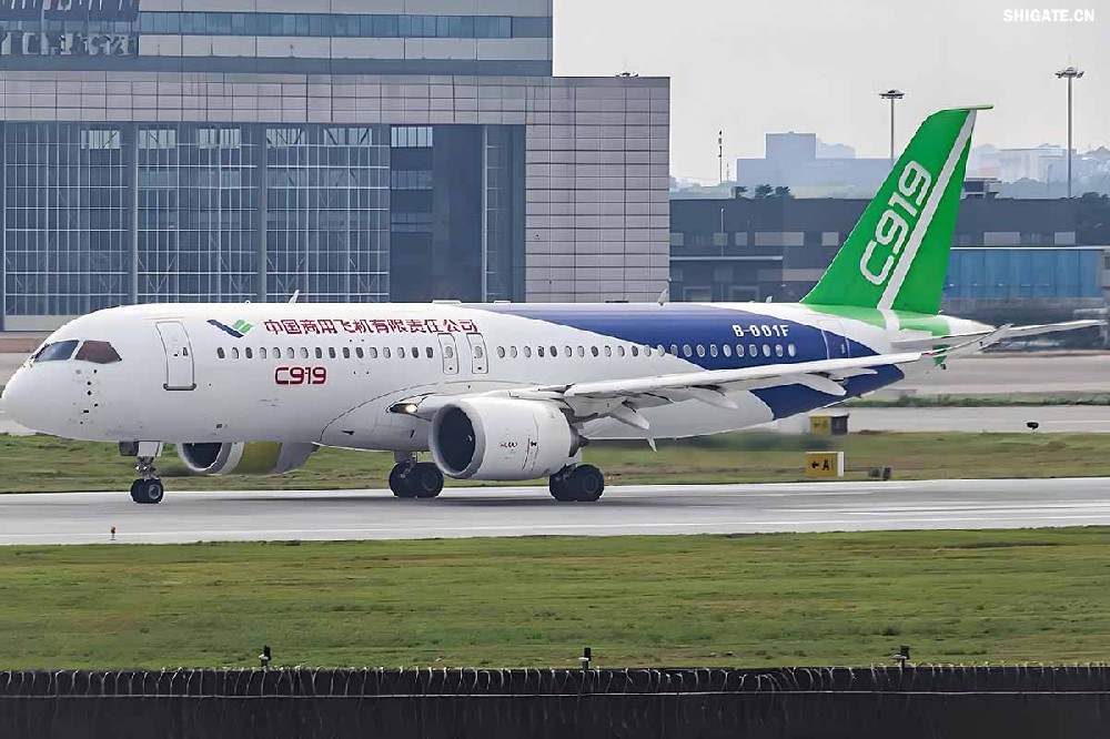 12月9日，國產大飛機C919的全球首家用戶東航，正式接收首架C919飛機，標志著國產大飛機邁出市場運營的“第一步”，也標志著中國民航運輸市場首次擁有中國自主研發的噴氣式干線飛機。  消息傳來，河鋼集團干部職工倍感振奮。因為，國產大飛機工程也凝聚了河鋼干部職工的心血和汗水，見證了河鋼人的獨特貢獻。河鋼自主研發的390mm大厚度調質鋼20MnNiMo，填補國內空白，用于大飛機項目的核心設備——世界最大的8萬噸級模鍛壓機制造，為國產大飛機提供堅強的鋼鐵支撐。    建功大國重器  航空模鍛件是飛機的“鋼脊鐵翅”，需要大型的模鍛設備才能高質量批量鍛制。在中國制造大型模鍛壓機之前，僅有美國、俄羅斯、法國3個國家有類似設備，最大鍛造等級為俄羅斯的7.5萬噸級。  2003年，我國啟動重型模鍛壓機論證，組成專家隊伍開始研制世界最大的8萬噸級大型模鍛壓機。正是該項目的啟動，讓河鋼與國產大飛機結下不解之緣。  制造模鍛壓機機架所用頂級鋼板——大厚度調質鋼20MnNiMo，是該裝備中生產難度最大的鋼種，內部致密度、純潔度、機械性能及平直度等各項標準要求極高，且由于鋼板大單重、大厚度，其表面質量、性能合格率、探傷合格率極難保證，生產難度很大。此前，國內沒有廠家能夠生產，國外進口同類鋼板每噸價格高達8萬元。  “為國造好鋼，建功大國重器。助力大飛機制造，河鋼人義不容辭！”2009年2月，接到任務的河鋼集團舞鋼公司（以下簡稱舞鋼）立即組織技術人員開展專項攻關，先后解決了鋼板內部金屬致密度純潔度、鋼板表面質量、鋼板熱處理機械性能、鋼板平直度等多項重大技術難題。  經過6個多月的攻堅克難，2009年7月，總量為82塊、2348噸的390mm大厚度調質鋼20MnNiMo全部生產完畢并成功交付。產品各項性能均超出國外同類產品標準，完全能夠滿足使用要求，價格卻遠遠低于同類進口產品，鋼板全部高質量按期交貨，獲得高度評價。  2013年4月，8萬噸級大型模鍛壓機建成投產。這臺總高42米、總重2.2萬噸的世界最大模鍛壓機，最大模鍛壓制力可達1000MN，壓機尺寸、整體質量和最大單件重量均為世界之首，僅用3分半鐘便可制作一個飛機起落架，將我國高端重大裝備的制造能力托舉到國際頂級水平。  2015年11月2日，由8萬噸大型模鍛壓機生產出的首款新一代噴氣式干線客機C919，面向全球公開亮相，壓機尺寸、整體質量和最大單件重量均為世界之首。    研發“爭氣鋼”  在河鋼人心中，為國產大飛機項目關鍵設備自主研發“爭氣鋼”，是一份舍我其誰的光榮和信任，更是一份為國爭光的使命和責任。秉持著這樣的認識和定位，舞鋼技術人員充分發揮技術優勢，通力協作、密切配合，圓滿完成390mm大厚度調質鋼20MnNiMo研制任務。大厚度調質鋼20MnNiMo的研發過程中，煉鋼過程是關鍵環節之一?！坝捎?90毫米厚的大飛機用調質鋼20MnNiMo要求內部致密度、潔凈度、調質后機械性能等各項標準都非常高，在一煉鋼環節，生產高品質的合格電渣錠熔煉母材——優質20MnNiMo連鑄坯是基礎?！弊鳛槲桎撾娫厝奂夹g的首批研發者、參與者、見證者，舞鋼一檔技術主管畢殿閣談及該鋼的研發記憶猶新，“在此之前，20MnNiMo鋼種從未在舞鋼一煉鋼1900mm連鑄機生產線上生產過?！? 據畢殿閣介紹，由于高鎳高鉬連鑄坯易產生裂紋，生產困難不可想象。但大飛機項目作為國家一項重大項目，“建功大國重器”激發了職工們的榮耀感和使命感，舞鋼為此專門成立了攻關隊，并制定了一系列激勵措施，全力以赴挑戰極限，克服了一切不可預見的困難。  連鑄車間從控制澆注鋼水過熱度、調整鑄機二冷水參數、調整鑄機澆注拉速等，一項一項消除可能造成澆注失敗的不利因素，成功研發出了針對20MnNiMo鋼種的澆注工藝，并保證了鋼坯成功澆注。在電渣重熔環節，創新渣系的研究與開發以及熔速、冷卻制度，確保電渣爐的生產順行和電渣錠內部質量。  20MnNiMo鋼板軋制環節，更是困難重重，最大的難關莫過于鋼板表面質量及板型軋制攻關。  今年50歲的“河鋼工匠”、舞鋼軋鋼首批高級作業師任亞強是當時20MnNiMo軋制攻關團隊的主操手?！爱敃r是20MnNiMo鋼板的國內首次生產，我們必須要精心操作、精準控制，努力實現‘國內首創’優秀成果?！睘榇?，任亞強連續半個月堅守在崗位上，并通過自己的觀察、思考，提出在軋制中對留尾、展寬及道次壓下量進行優化，改善鋼板平直度，在終軋道次采用低速大壓下規程軋制的工藝改進方案。方案實施后，攻克了該鋼表面不允許有任何缺陷，平直度不超過6mm/米的行業軋制技術難題，圓滿完成該鋼種的軋制任務。  “人隨鋼走”是研發團隊成員、舞鋼科技部核電鋼研究所主管工程師張萌工作狀態的寫照。那段時間里，他日夜跟蹤生產，從煉鋼到軋鋼，采集記錄數據，為各環節的技術升級積淀原始依據。  為攻克該類大厚度鋼板內部性能易波動行業難題，他和同事輪流在生產現場熬夜，實在困了就趴在桌子邊打個盹兒。經過反復研究、試驗，他們最終找出了問題原因，根據試驗數據三次對工藝進行技術升級，得到了最優工藝方案，也為后續其他品種電渣鋼的研發打下基礎。在鋼板熱處理工序，專門對一軋鋼的車底式爐進行技術升級攻關，保證了390mm厚、5米多長的鋼板熱處理冷卻后的性能穩定；他們創新鋼板壓平工藝，攻克了鋼板的平直度難以控制的技術難題。  回憶那段難忘的研制經歷，張萌動情地說：“在熱處理環節，面對著數百度的輻射高溫，我們的職工們一只胳膊擋住被烤得生疼的臉，另一只胳膊湊近鋼板去放墊塊。正是經受住這樣的‘烤’驗，和精細到每一個環節的全方位過程控制，才讓我們收獲了來之不易的研發碩果。”    點亮河鋼品牌  390mm大厚度調質鋼20MnNiMo的成功研制，為舞鋼積淀了豐厚的技術優勢——“大飛機項目用390mm厚20MnNiMo鋼板的研制開發”技術成果榮獲中國鋼鐵工業協會、中國金屬學會和河北省冶金科學技術獎；電渣重熔技術成為舞鋼當前的“王牌技術”之一，電渣重熔水電鋼S500Q、S550Q最大厚度達到285mm厚度，在國內獨占鰲頭；核電鋼Q345D國標一級探傷要求380mm厚度規格品質國內首屈一指……以研發國家重大工程急需鋼材為己任，舞鋼在全面對接高端市場、服務國家重大工程中，實現了產品競爭力的快速提升。  在航空航天用鋼領域，舞鋼為中國首次載人航天飛行及天宮一號、神舟九號和長征二號F的研制配套做出了突出貢獻。同時，在水電、核電、石油化工煤化工、海洋工程、高層建筑、橋梁等用鋼諸多領域，均發揮了關鍵性作用。  舞鋼的產品創新研發，是河鋼持續推進客戶結構、產品結構“兩個結構優化”的縮影。近年來，河鋼大力培育行業第一、唯一，加快在超高強汽車鋼、覆膜家電板、海工鋼等領域打造更多“單打冠軍”。  研制開發的船用LNG低溫奧氏體型高錳鋼、超厚加釩鉻鉬鋼板、特殊功能鋅鋁鎂涂層等30余個新產品填補國內空白。核電用鋼、海洋工程用鋼、鍋爐及壓力容器用鋼、高強抗震鋼筋等產品國內第一品牌優勢更加凸顯……  如今，河鋼定制研發的一系列高端產品廣泛應用于港珠澳大橋、“華龍一號”核電站、“天眼”工程、奧運工程、國產大飛機、極地重載運輸船、航空航天等系列重大科技和工程項目，在鑄就“大國重器”中彰顯了河鋼品牌的力量與擔當。